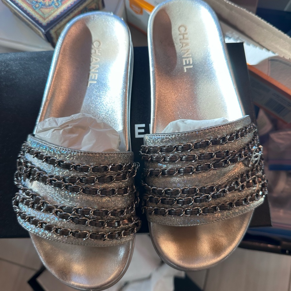 Chanel
Chanel Metallic Silver Leather CC Chain Embellished Flat Slides Size 41